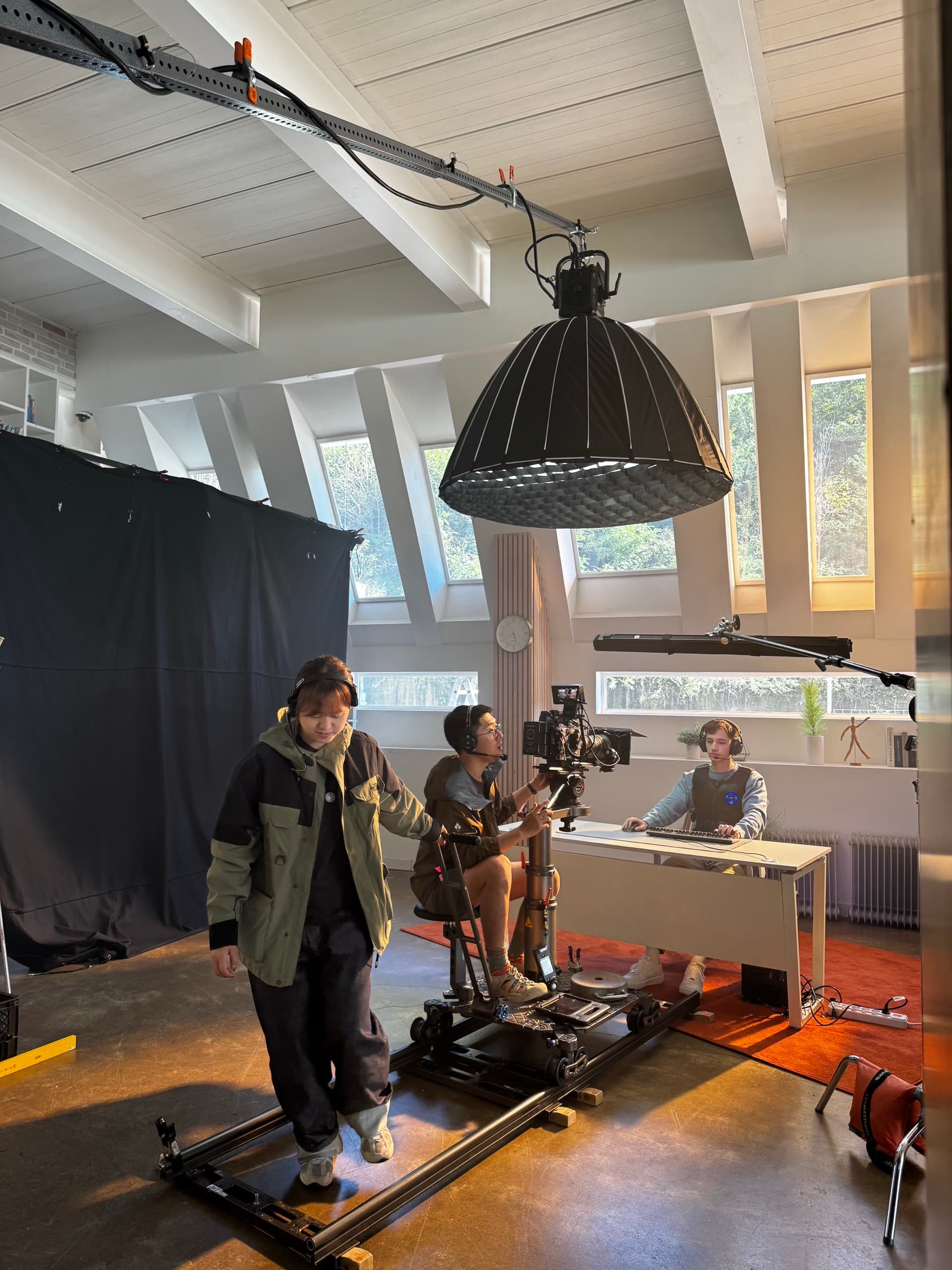 Parabolic softbox over an interior set